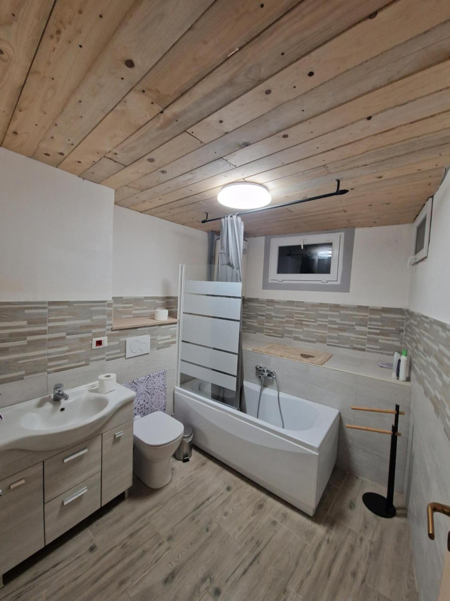 Underground Home Vicino Metropolitana Comasina Cormano Exterior foto